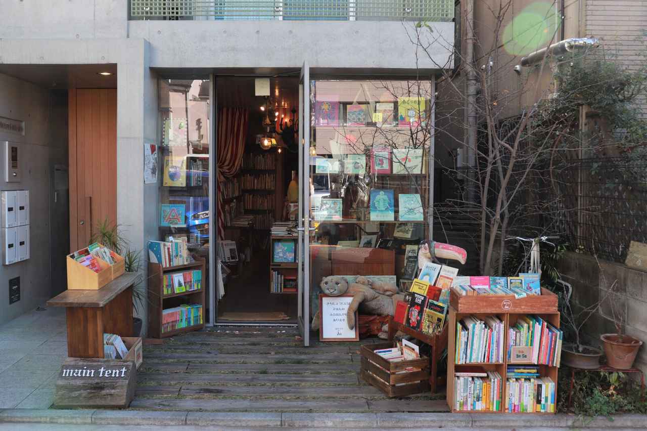 店内には国内外の絵本が約5000冊！本と本の隙間には20年以上かけて集めた小物も。東京吉祥寺にある古本屋「Main Tent」【子どものための古書探し】