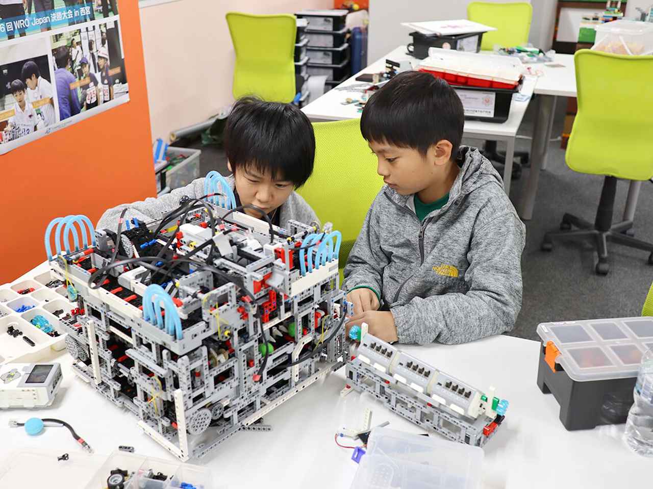 小学生2人がロボコンで世界に挑戦！『スマートシティ』をテーマにつくったものは？【WROオープンカテゴリー参加のススメ】
